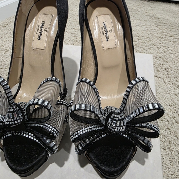 Valentino Garavani Chic Black Peep-Toe Heels with Bow - Picture 3 of 12